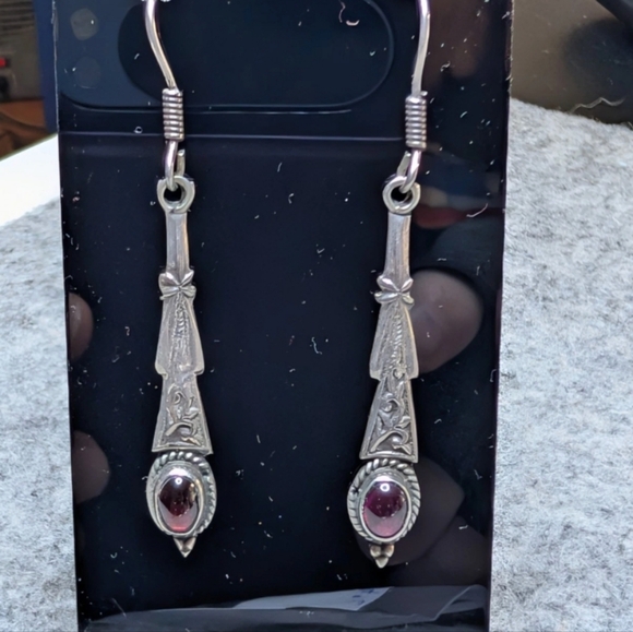 Sterling silver earrings with garnet gemstones and filigree detail, stamped 925 - Picture 2 of 4